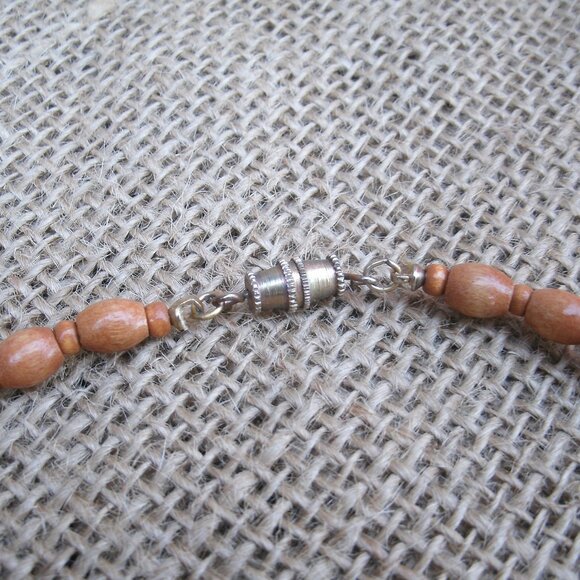 Vintage handmade necklace from 1980s. Made of various wood beads and metal seed - Picture 6 of 12